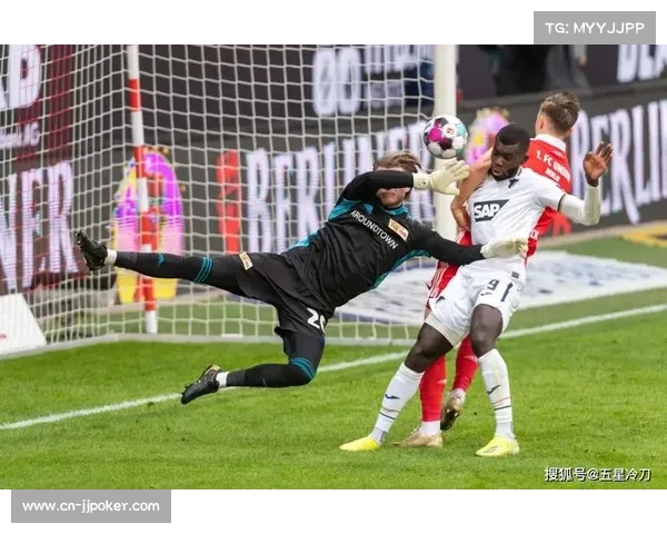 美因茨门将岑特纳关键扑救后振臂高呼，提振全队士气